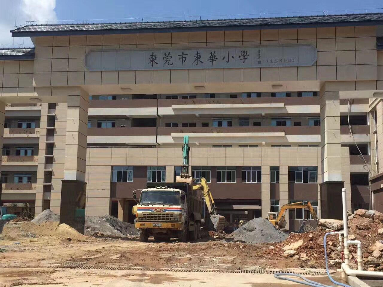 電纜橋架進場東莞東華高級小學(xué)