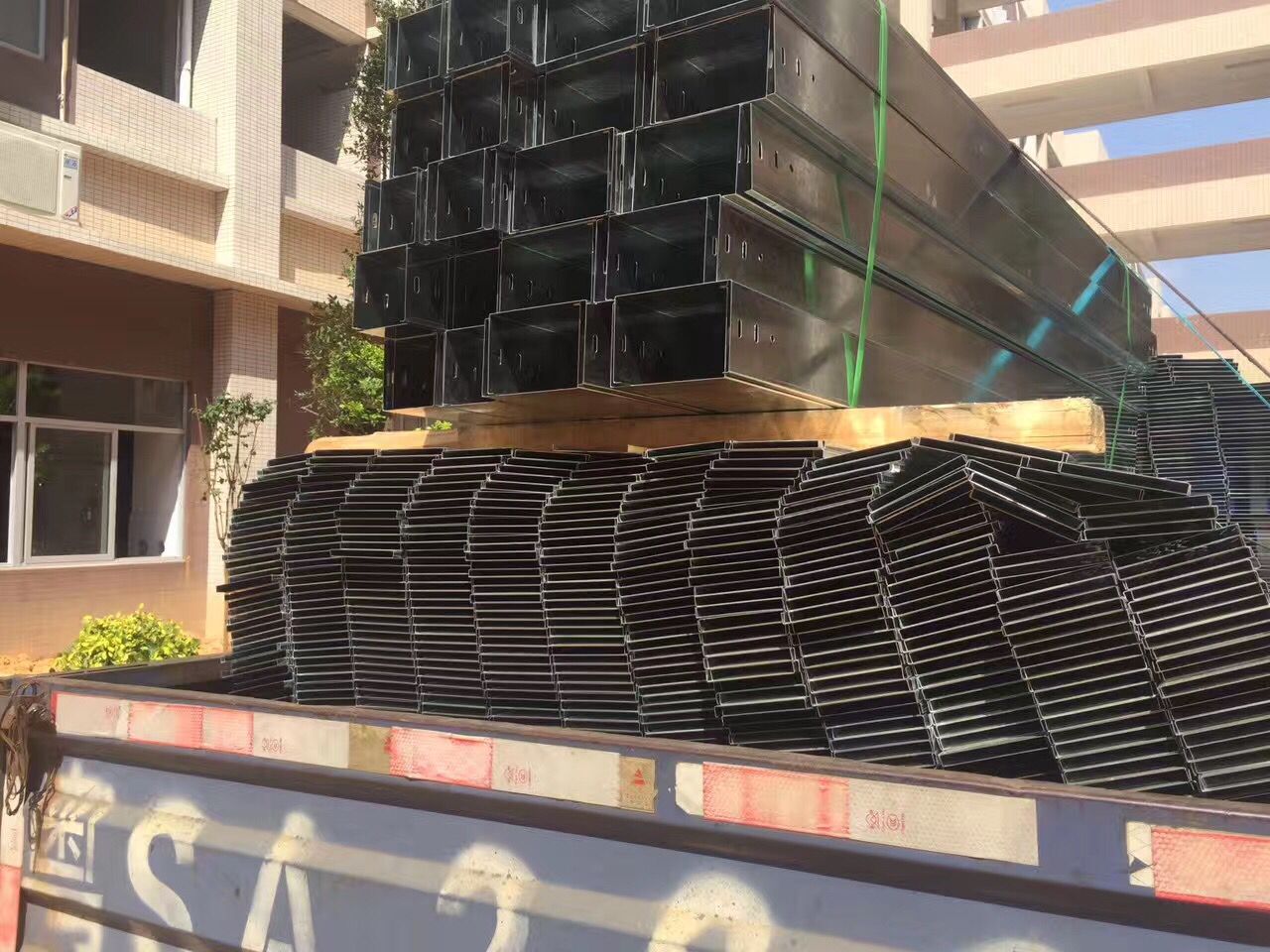 電纜橋架進場東莞東華高級中小學(xué)3