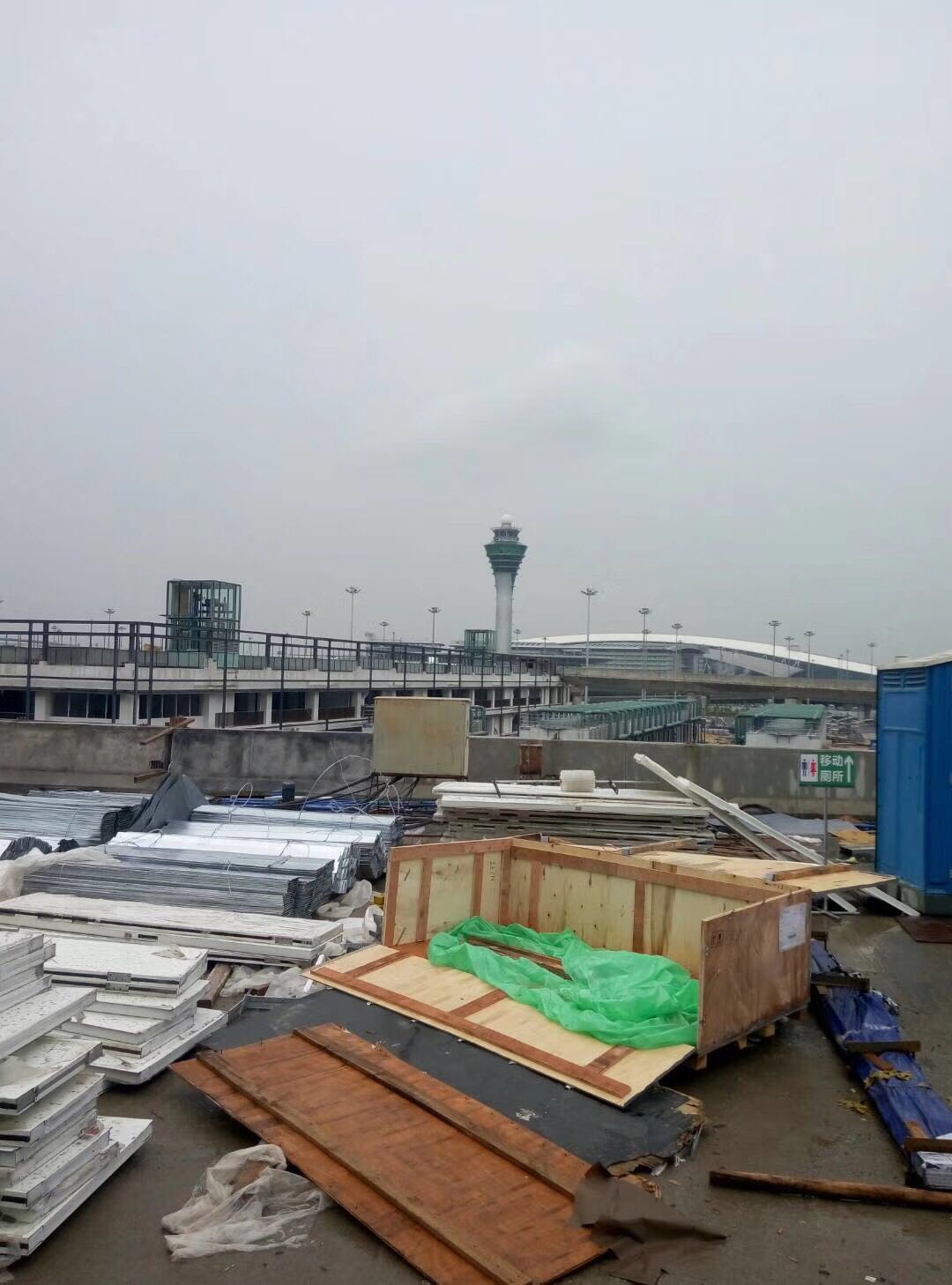 廣州白云機(jī)場(chǎng)三期改造航站樓電纜橋架進(jìn)場(chǎng)